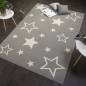 Preview: Raumbeispiel grauer Kinderteppich auf schwarzem Boden mit Sternen von heineking24